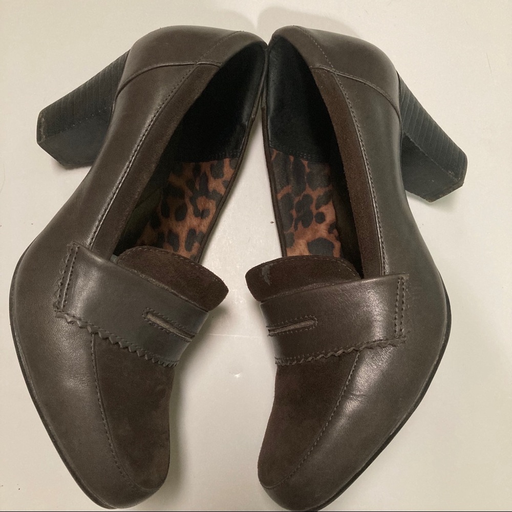 ❄️ Clark’s Bendables Two tone leather loafer heel